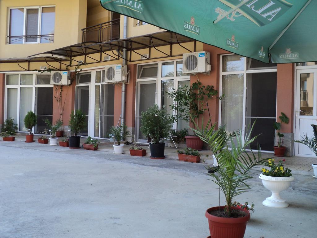 Meni Apartments And Guest Rooms Sozopol Exterior foto