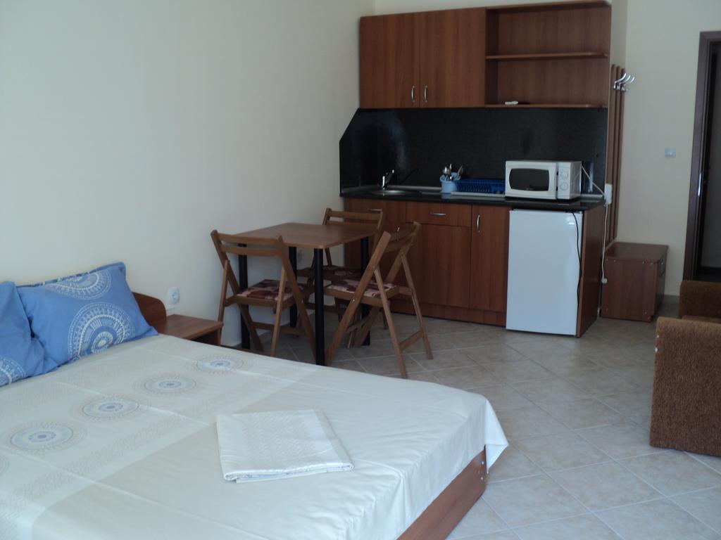 Meni Apartments And Guest Rooms Sozopol Exterior foto